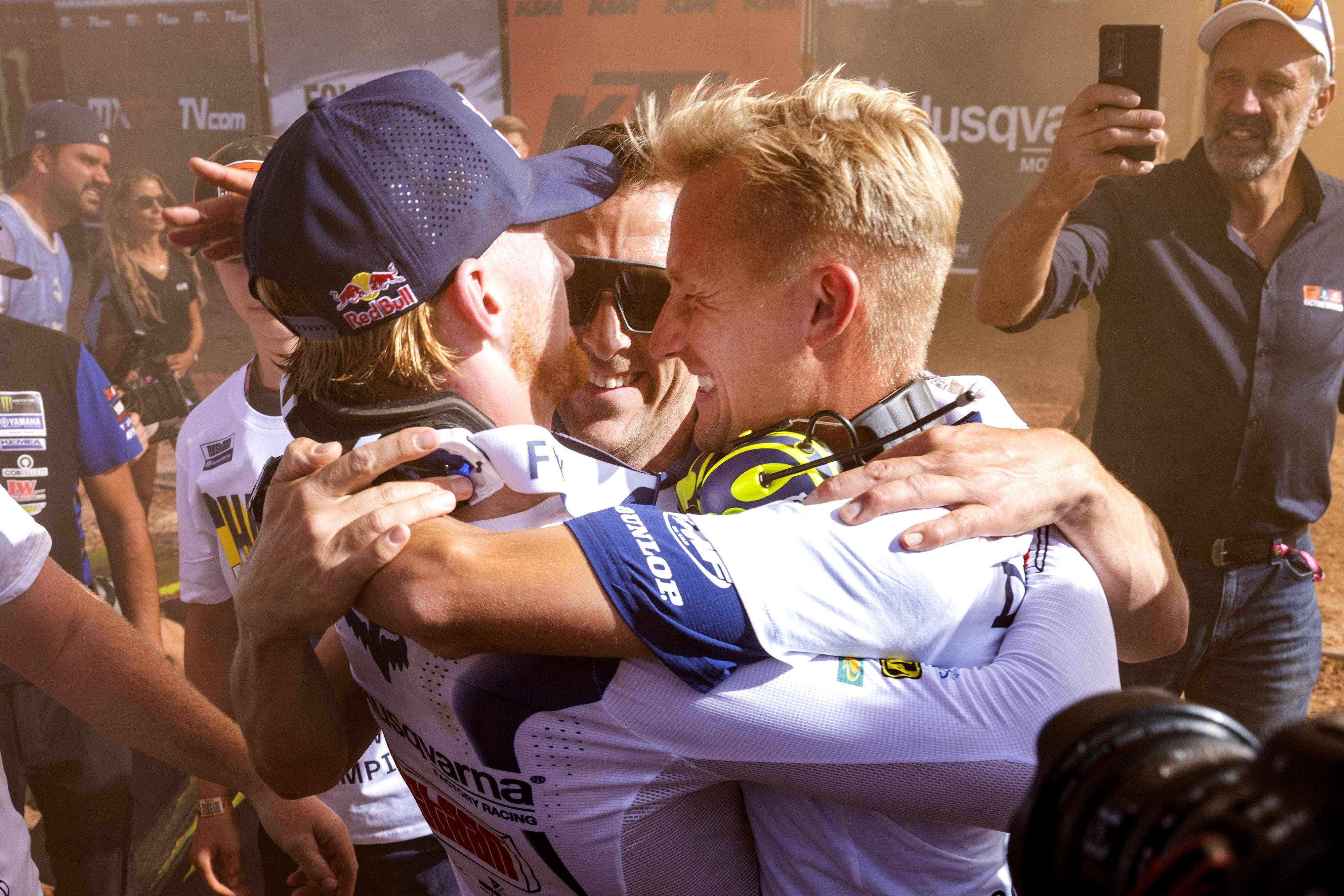 关于荷兰摩托车代表团在场地赛中勇夺头名的信息