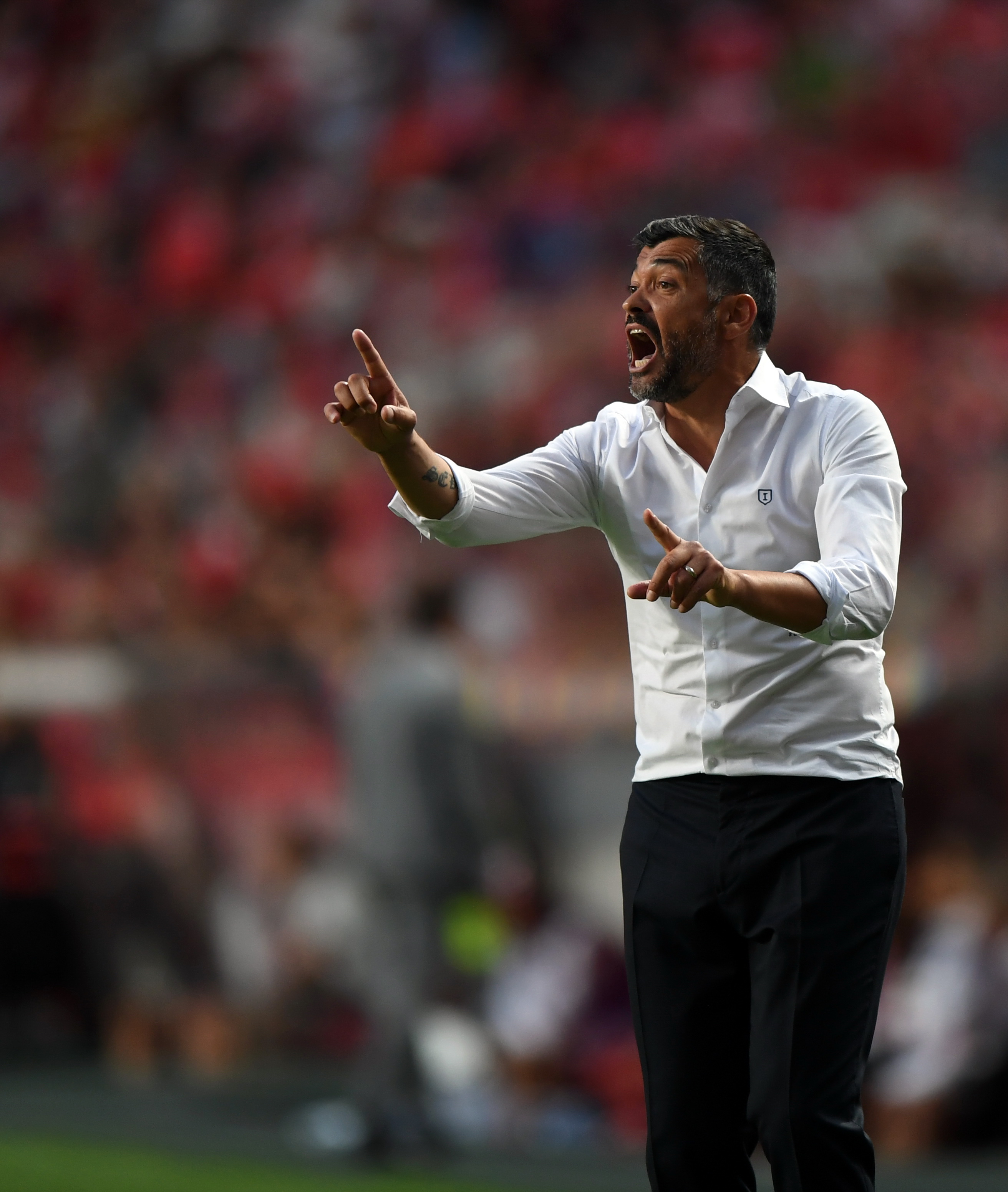 包含波尔图重伤倒地，本菲卡全队围拢祈祷，场面感人的词条