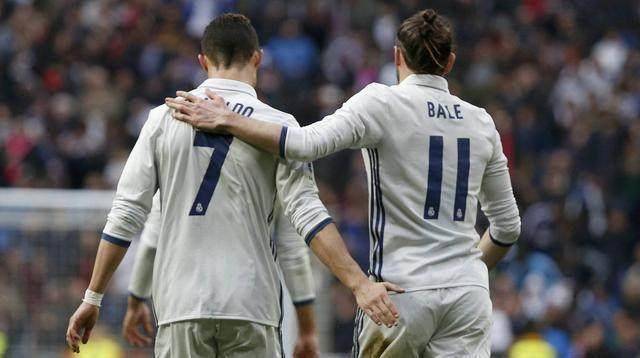 包含C罗场边指挥情绪激动，热刺队员怒摔水瓶！的词条