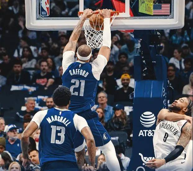  浓眉哥连续十二场比赛得分超过连败，勇士挑战极限！